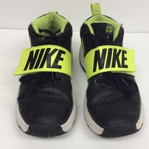 Nike Team Hustle D8 Basketball Shoe Youth size 4.5